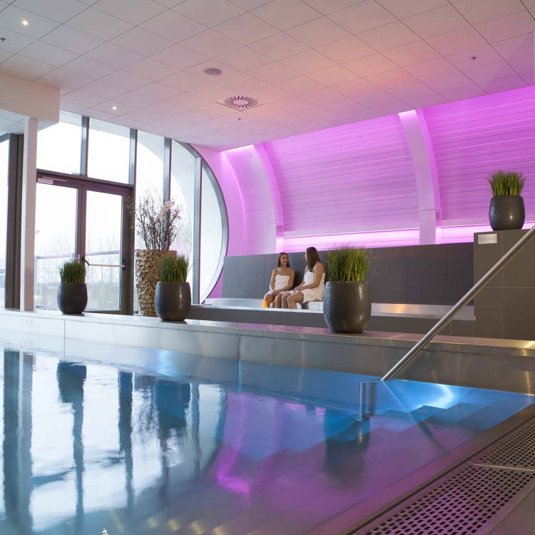 Twee mensen zitten in Wellness met zwembad