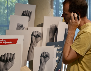 Ruben luistert naar audioverhaal in mijnmuseum