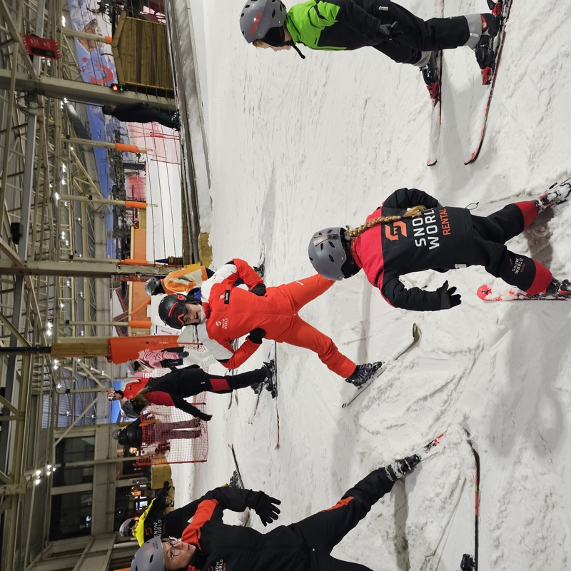 Twee skidocenten met twee kinderen die skiles krijgen in de sneeuw 