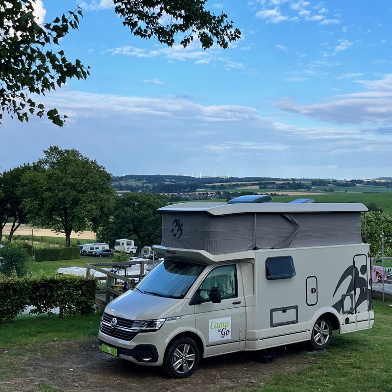 Uitzicht vanaf de camping op de Gulpenerberg met de camper van Camp to Go. 