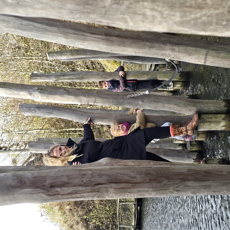 moeder en twee kinderen op houten palen op de adventure trail in landgraaf. 
