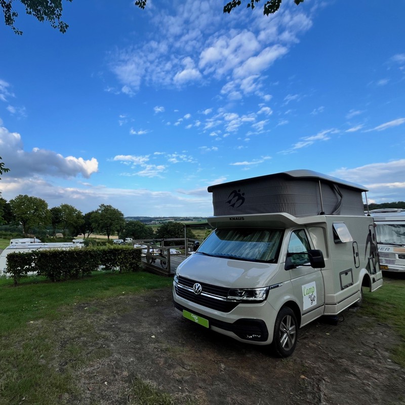 Volkswagen camperbusje op de camping in Zuid-Limburg. 