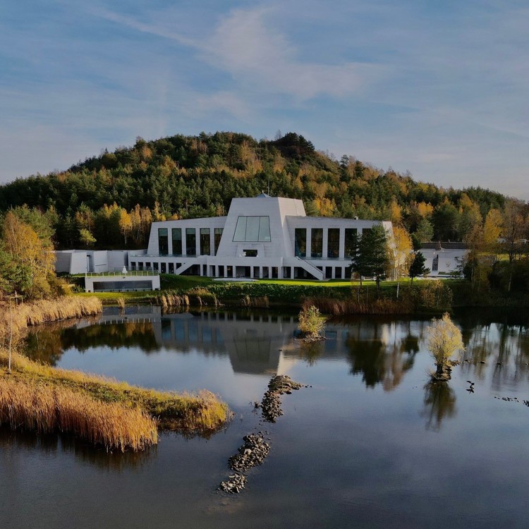 Wellnessresort omringd door water, bomen en natuur. 