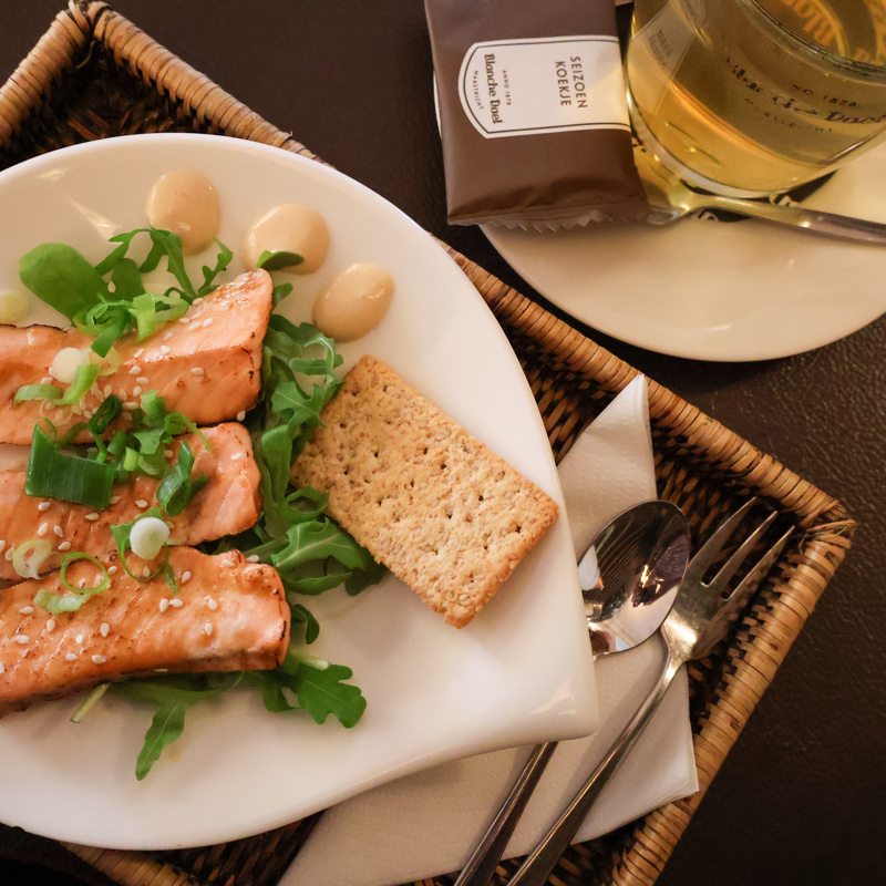 Amusegerecht met zalm en een kop thee van blanche dael. 