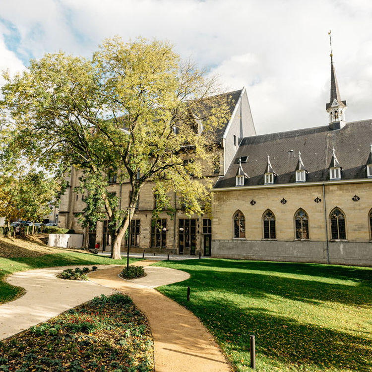 Buitenaanzicht tuin en klooster Hotel kint