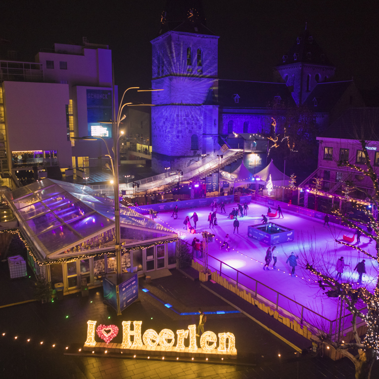 Wintertijd Heerlen van bovenaf in de avond