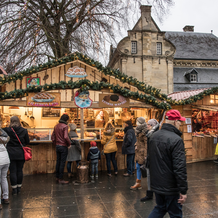 Mensen bij wafelkraam op regenachtige dag op Santa's Village