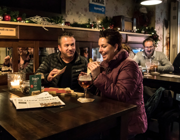 Man en vrouw in bruine kroeg drinken speciaal biertjes