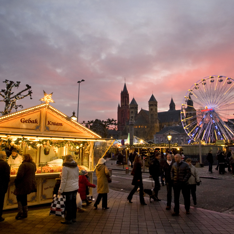 Gebakkraam en reuzenrad tijdens Magisch Maastricht