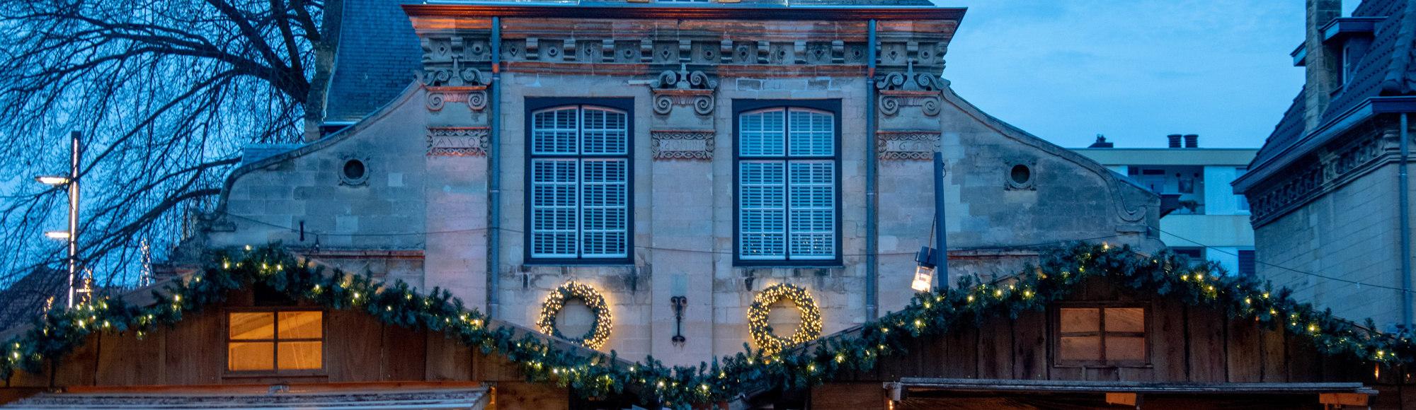 Kerststalletjes aan de overkant van de Geul met daarachter het Spaans Leenhof