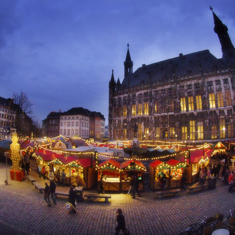 Fish eye beeld van Weihnachtsmarkt Aken in de avond