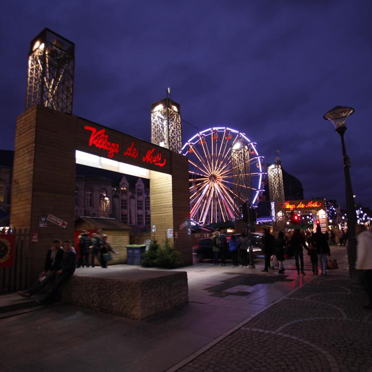 Reuzenrad van Kerstmarkt Luik in de avond