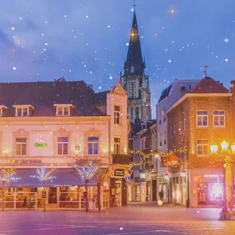 Markt Sittard met kerstverlichting en extra toegevoegde sterretjes in het beeld