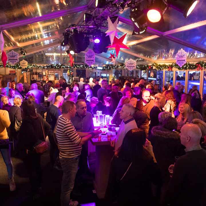 Mensen in grote tent tijdens Wintertijd Heerlen