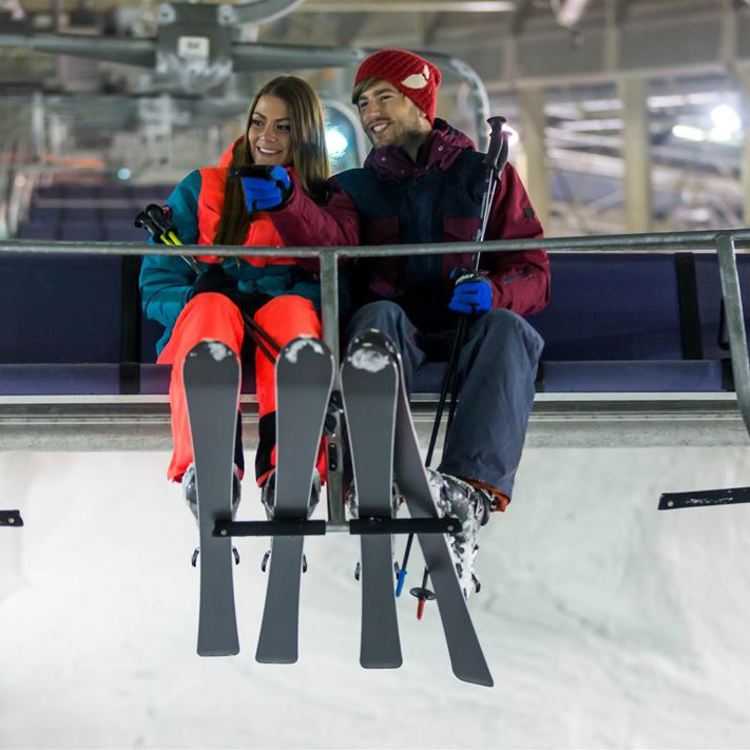 Stelletje in skilift bij Snowworld