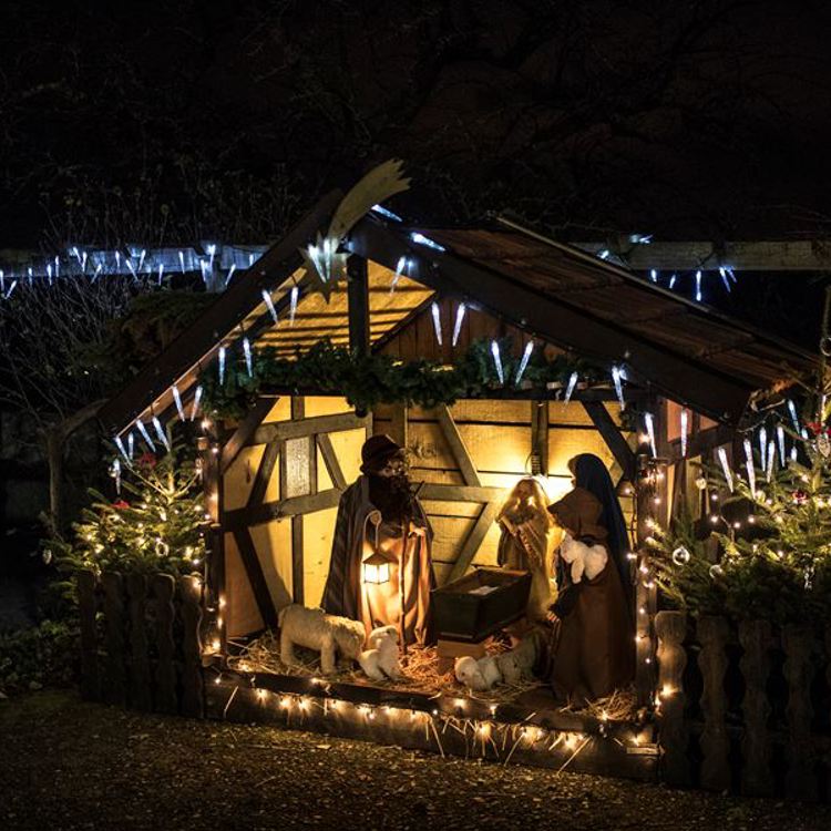 kerststalletje in vakwerkhuisje in donker