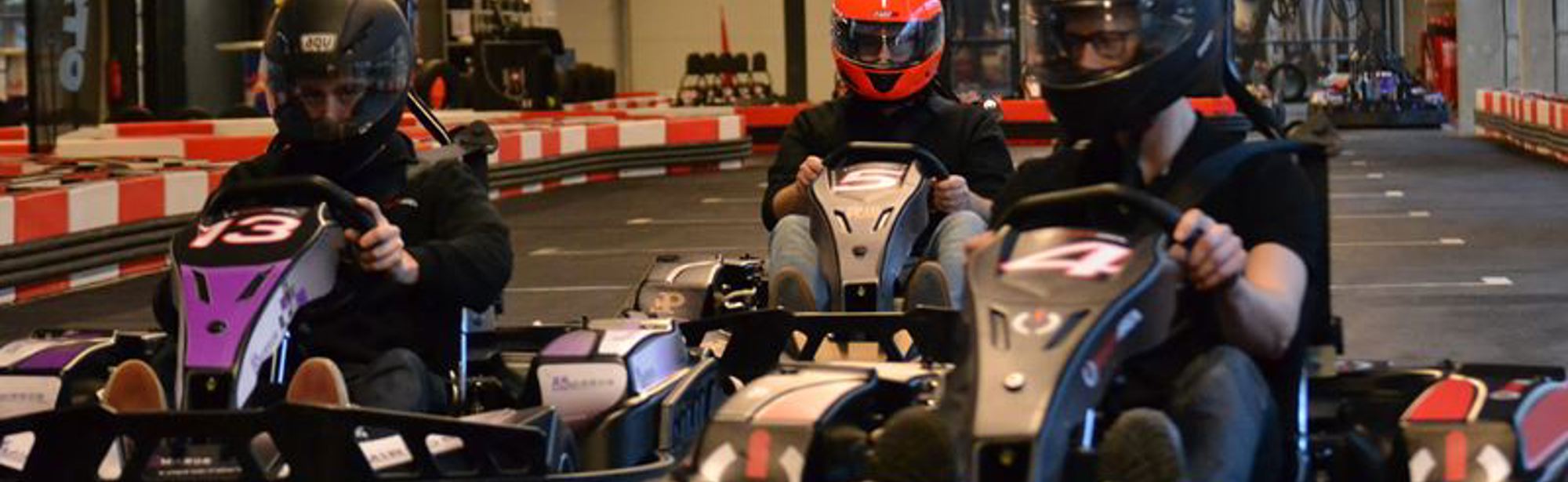 Karten bij een indoor kartbaan