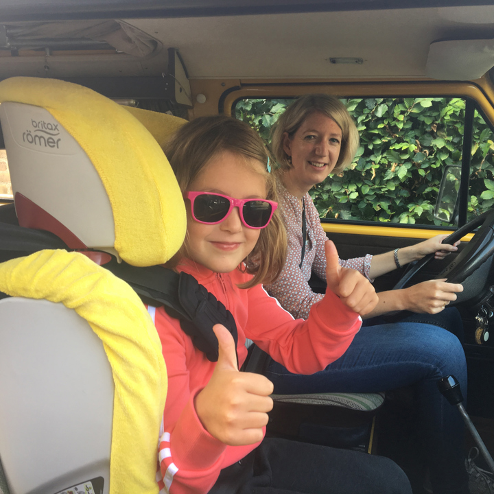 Moeder en dochter zitten voorin het camperbusje