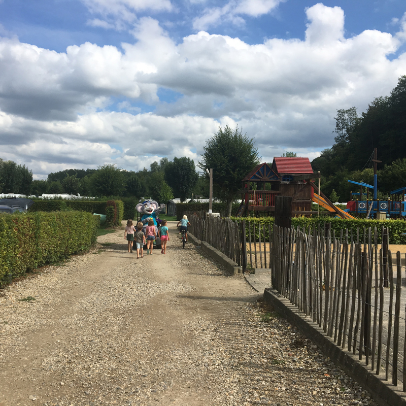 grindpad op de camping met aan de rechterkant een speeltuin. 