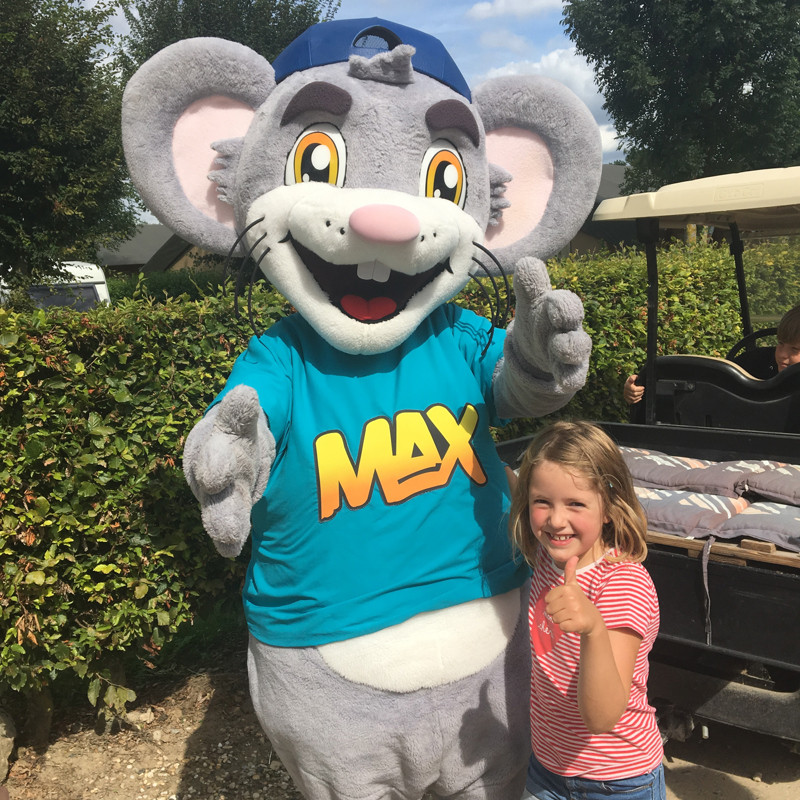 meisje poseert met de mascotte van de camping. 