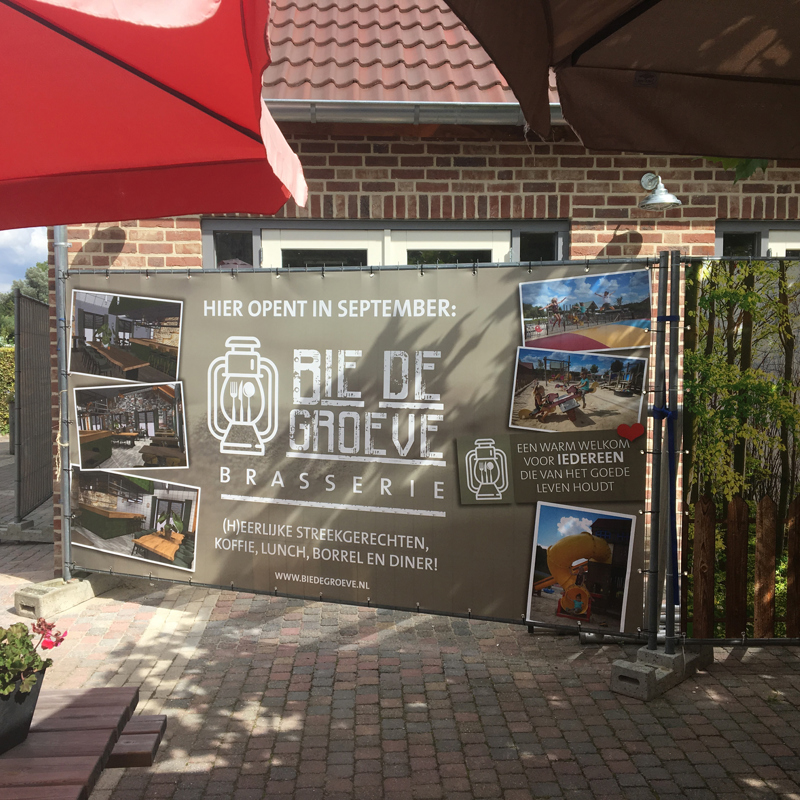 Reclamebord waarop de opening van de brasserie wordt aangekondigd. 