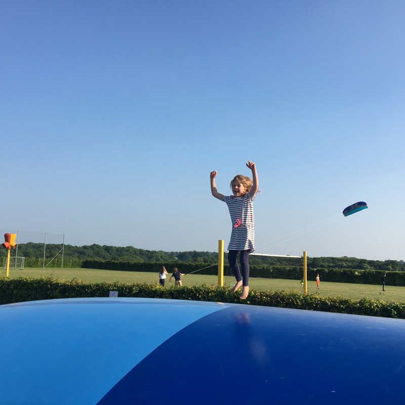 air trampoline met spelende kinderen erop. 