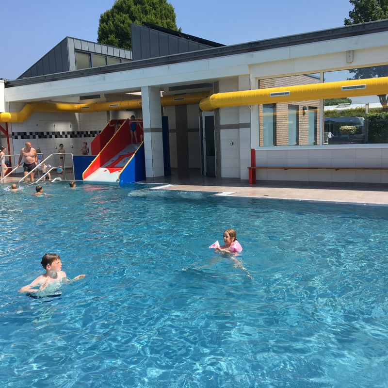 buitenzwembad met spelende kinderen 