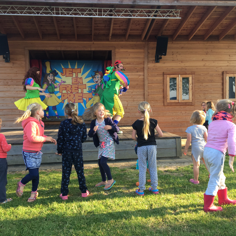 Dansende kinderen voor het animatieteam op de camping. 