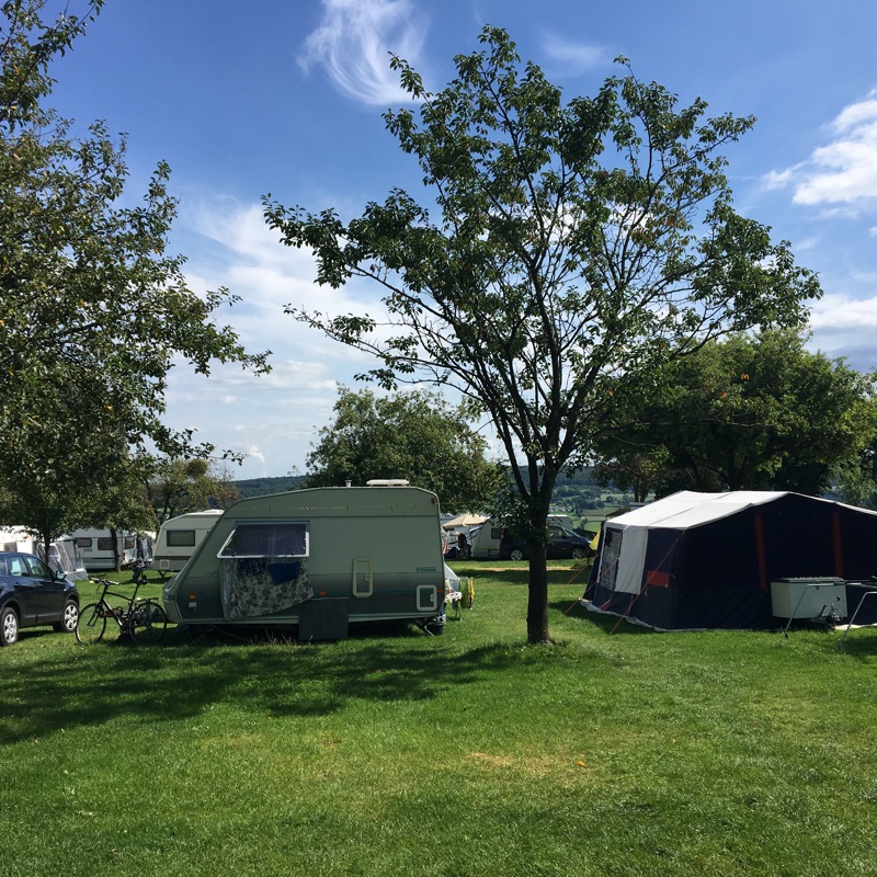 Campingplaats met tenten en caravans.