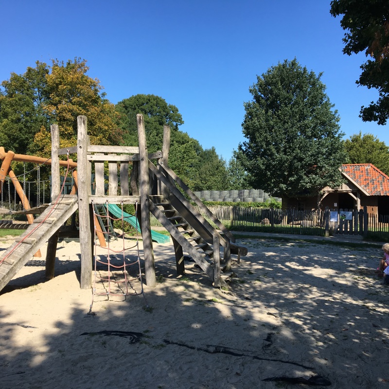 Speeltoestel in een speeltuin op een camping. 