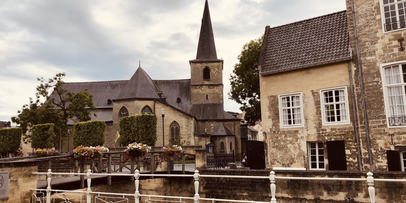 Slotjesbrug over de Geul met daarachter de H.H.  Nicolaas en Barbarakerk in Valkenburg