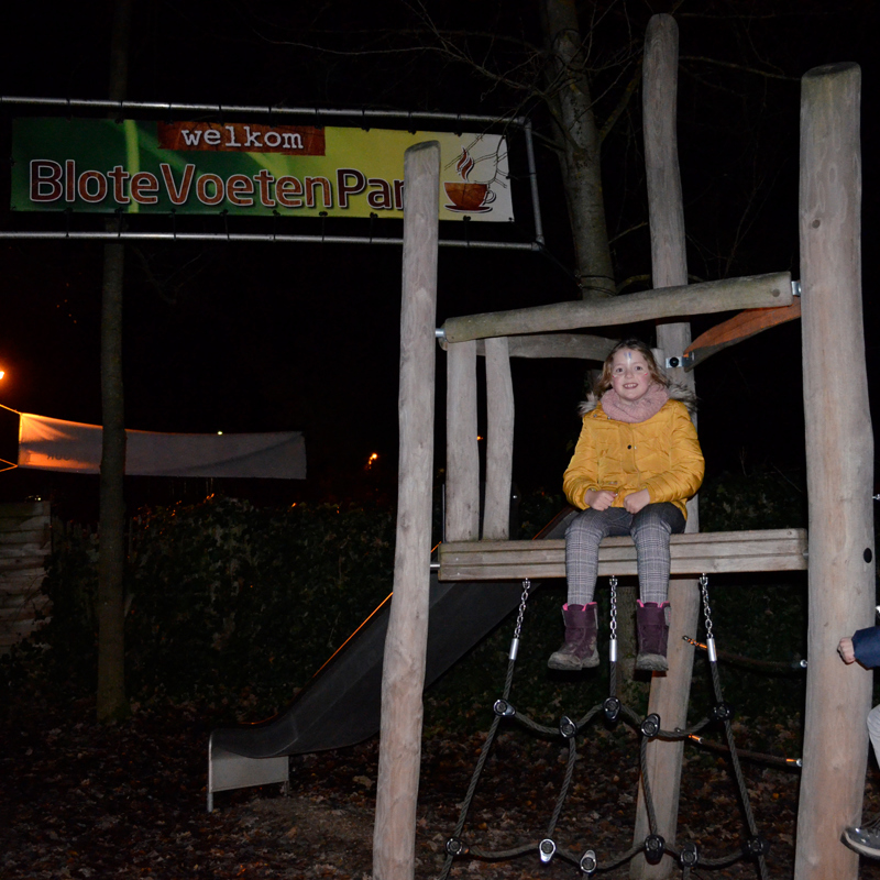 2 meisjes bij klimtoestel van Blotevoetenpark in het donker