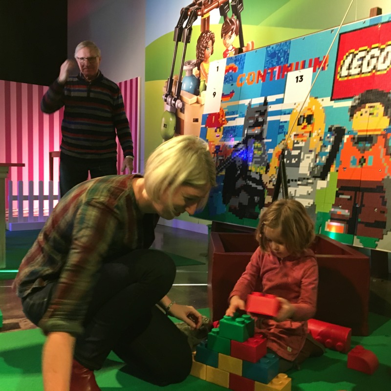 opa, moeder en dochter spelen met quattro bouwstene