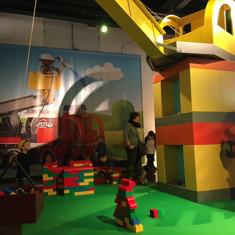 Lego playground met grote hijskraan