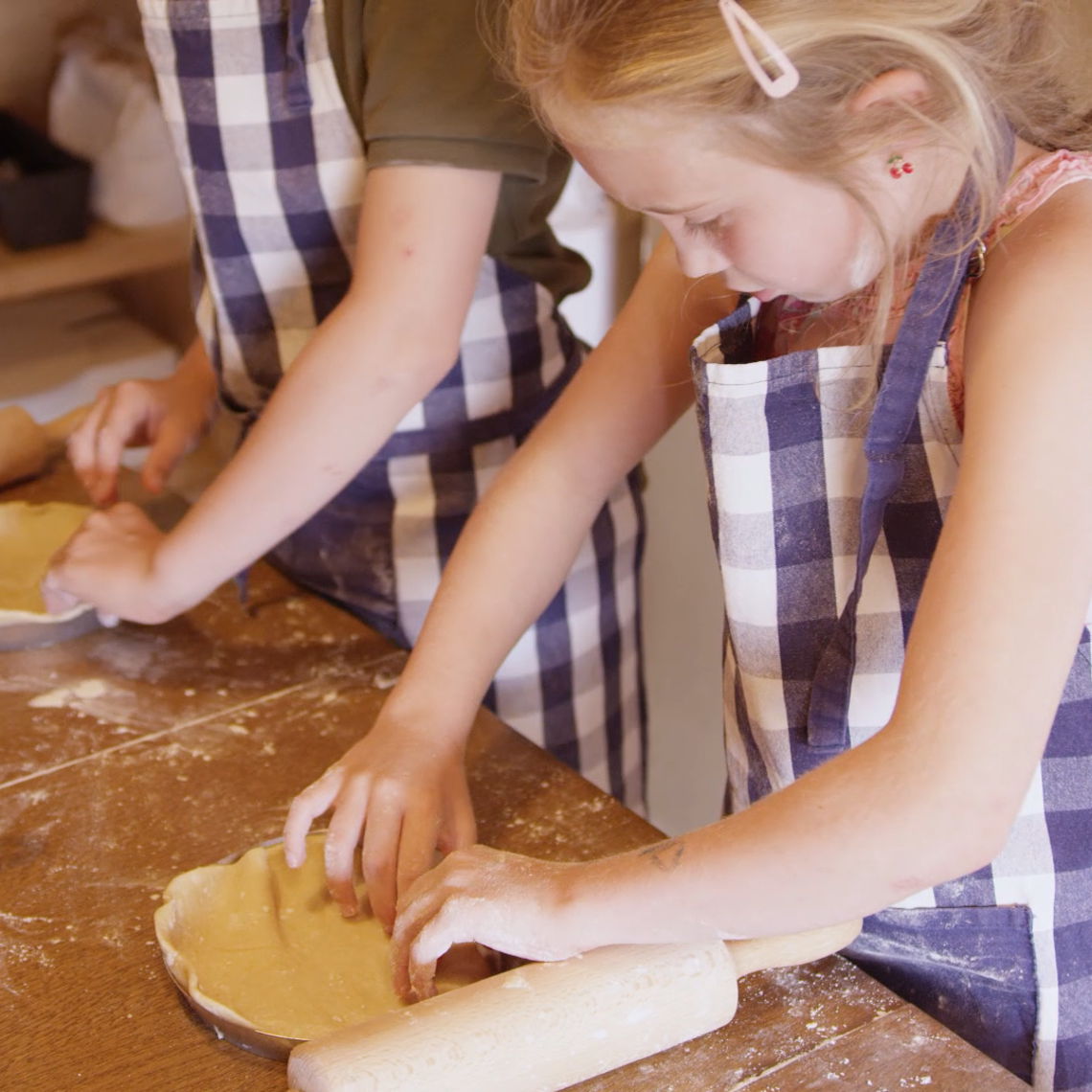 2 kinderen doen vlaaideeg in vorm