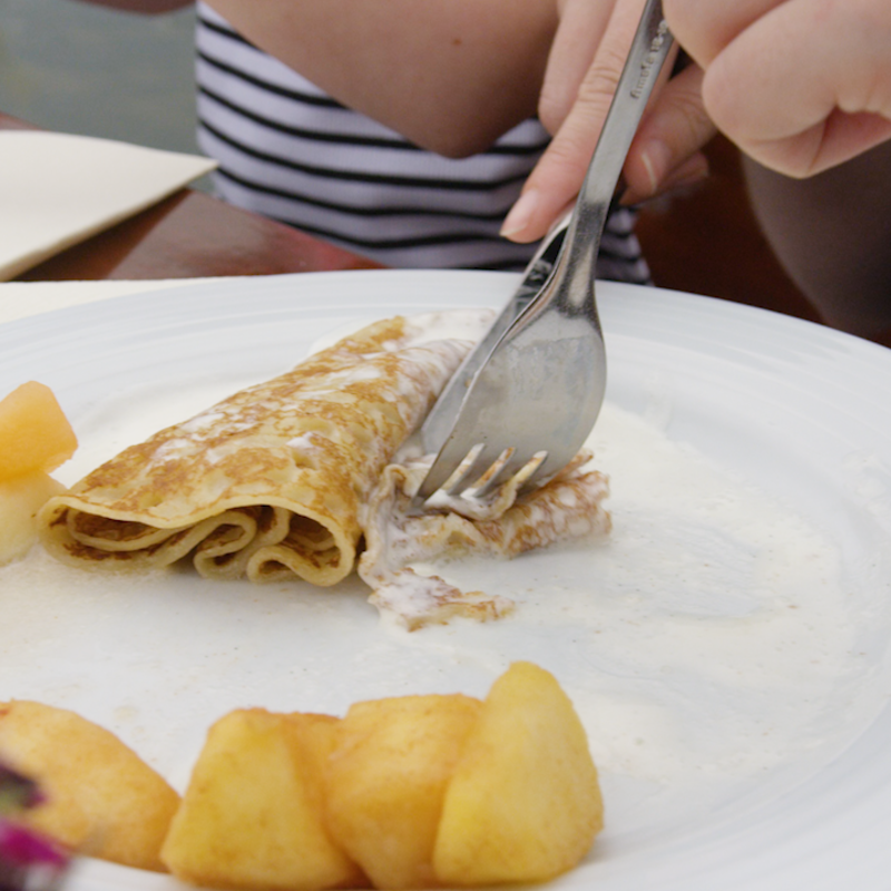 Stuk pannenkoek op bord