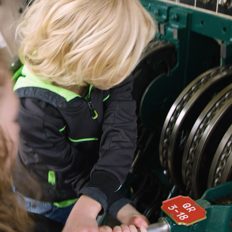 Kinderen bekijken een spoorwisselsysteem van dichtbij