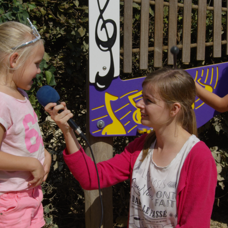 Presentatrice interviewt meisje met prinsessen tiara