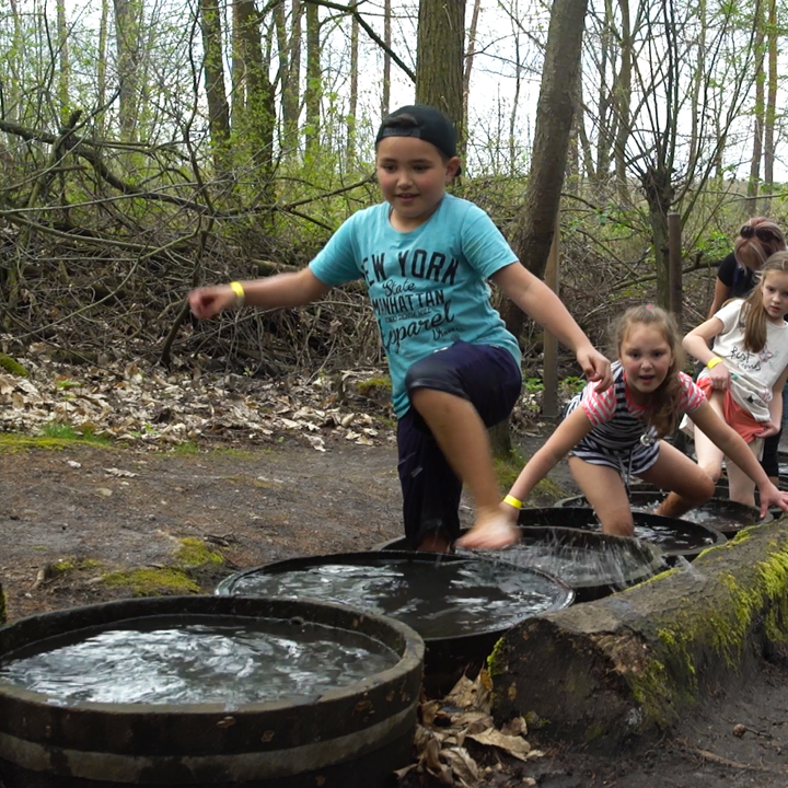 Kinderen stappen van waterton naar waterton