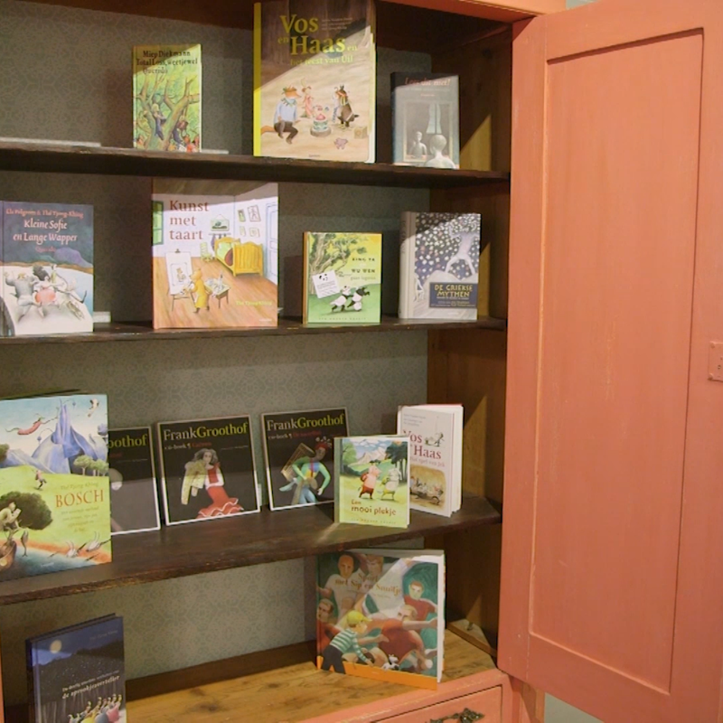 Oranje kast met daarin verschillende covers van kinderboeken