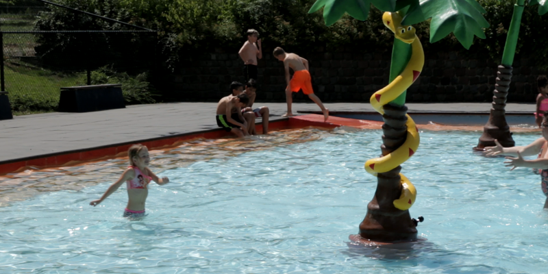 Kinderen spelen in buitenbad van Steinerbos