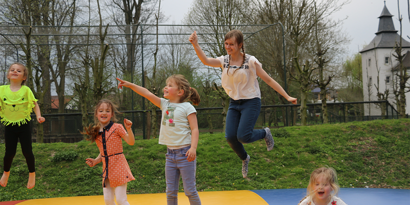 Kinderen spelen op groot luchtkussen in Kasteelpark Born