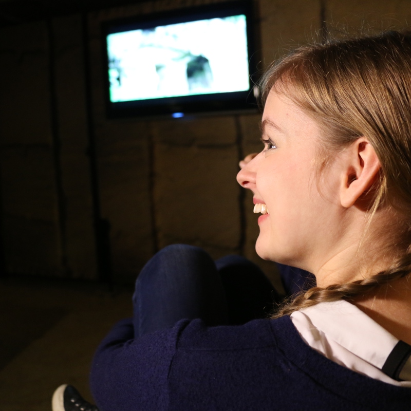 Meisje kijkt naar tv scherm in een mergelgrot