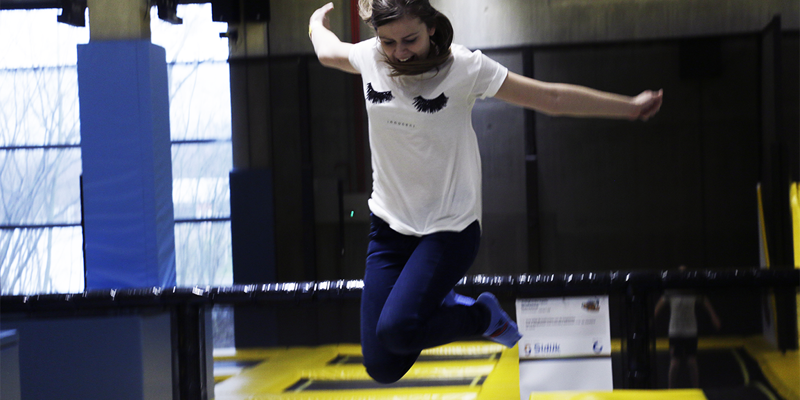 Jonge vrouw springt op trampoline