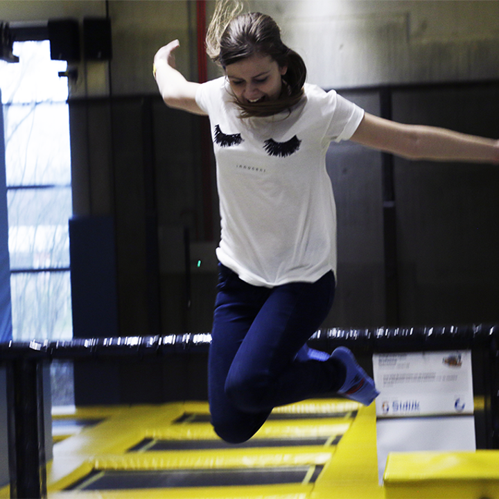 Jonge vrouw springt op trampoline