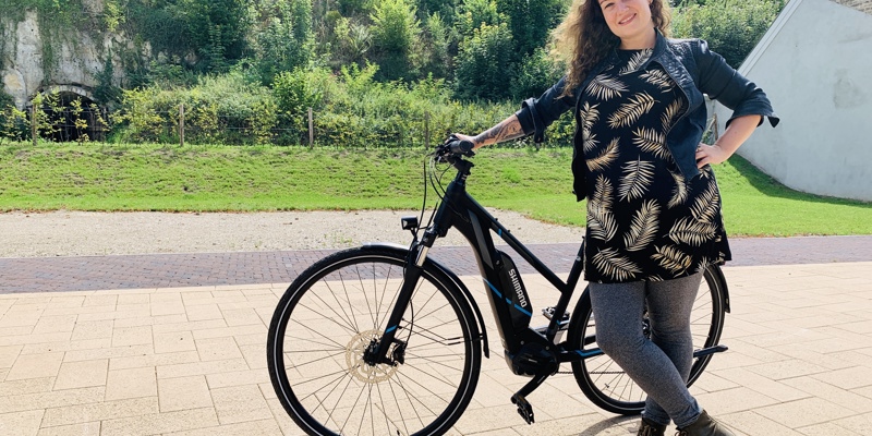 Jenneke staat naast een fiets bij Shimano experience center