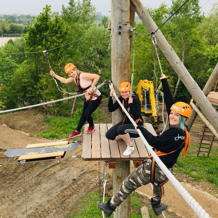 Groep trotseert de hoogte in het klimpark van Snowworld