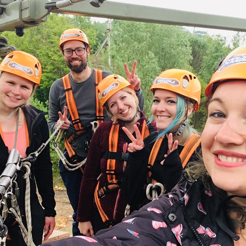 Jenneke maakt een groepsselfie na het klimmen