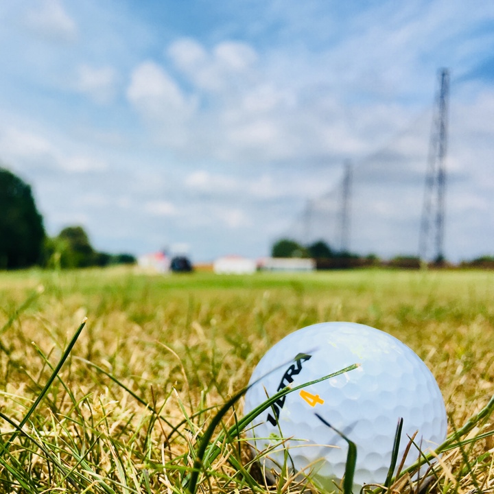 Detailopname van een golfballetje in het gras