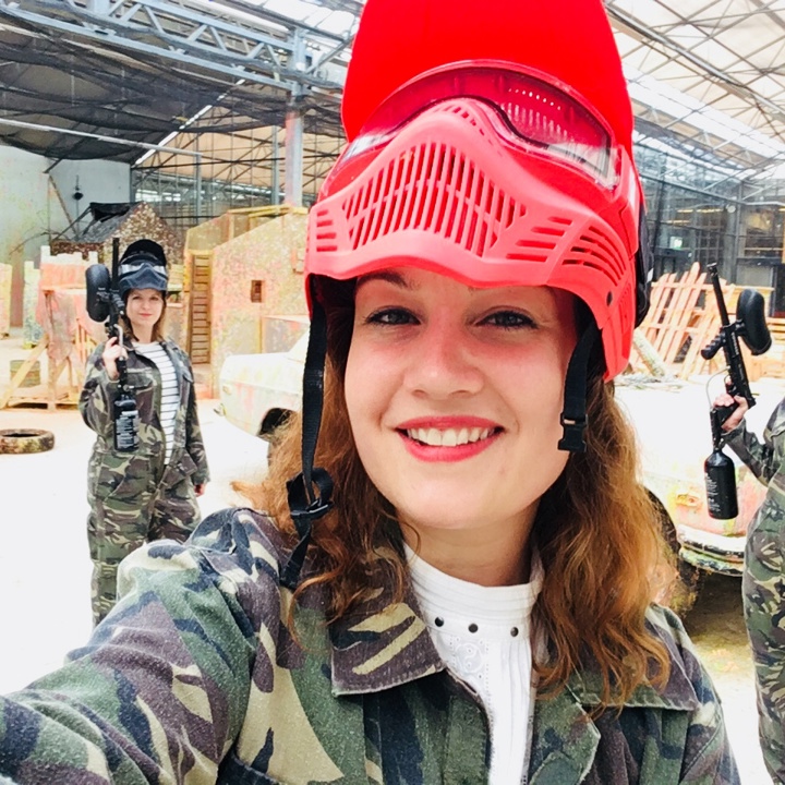 Jenneke maakt een selfie voordat zij met haar vriendinnen gaat Paintballen